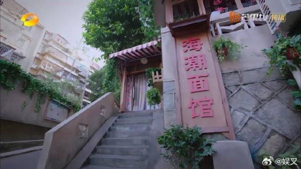 子秋面对尖尖恋爱想开了,跟她约法三章,前方爆笑