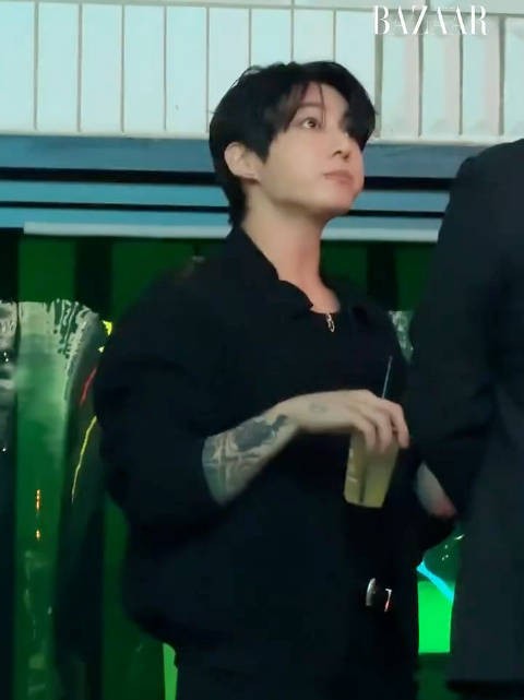 260910 圣水Spotify House活动 柾国相关 小宝嚼嚼嚼 大眼睛完全是OJO小鲨鱼