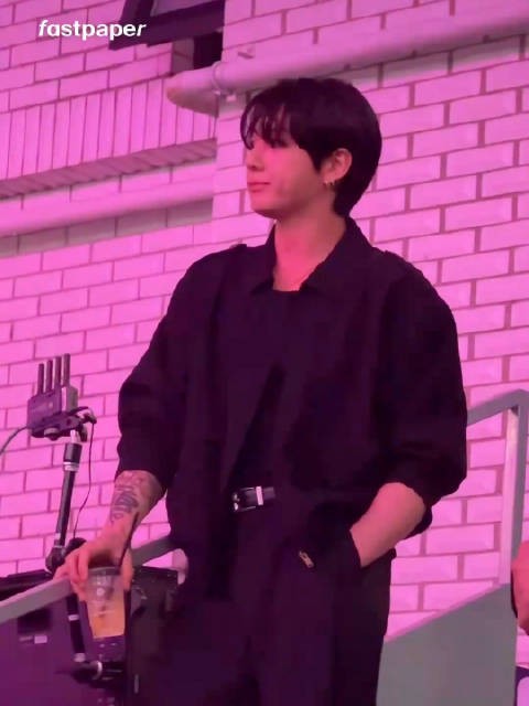 单手插兜最后还是嘟嘴嘴 260910 Spotify House Seoul