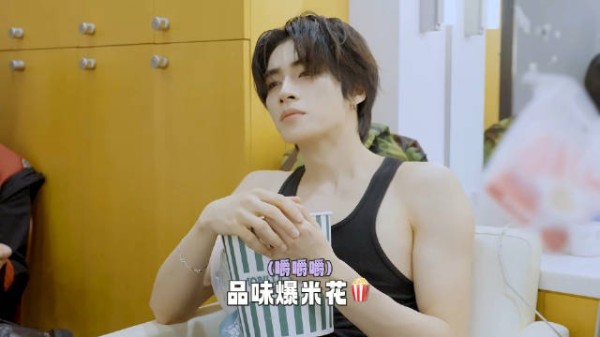 肖俊在WayV幕后视频中称甜品最高评价是不太甜