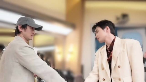 说这个动作叫「松懈」 你们披哥太卷了,王传君的二公vlog已经卷到23分35秒了