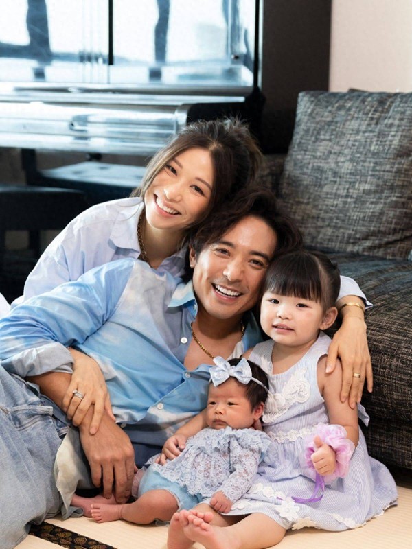 恭喜！78岁林子祥再做爷爷，二孙女满月照曝光，浓密头发似足爷爷