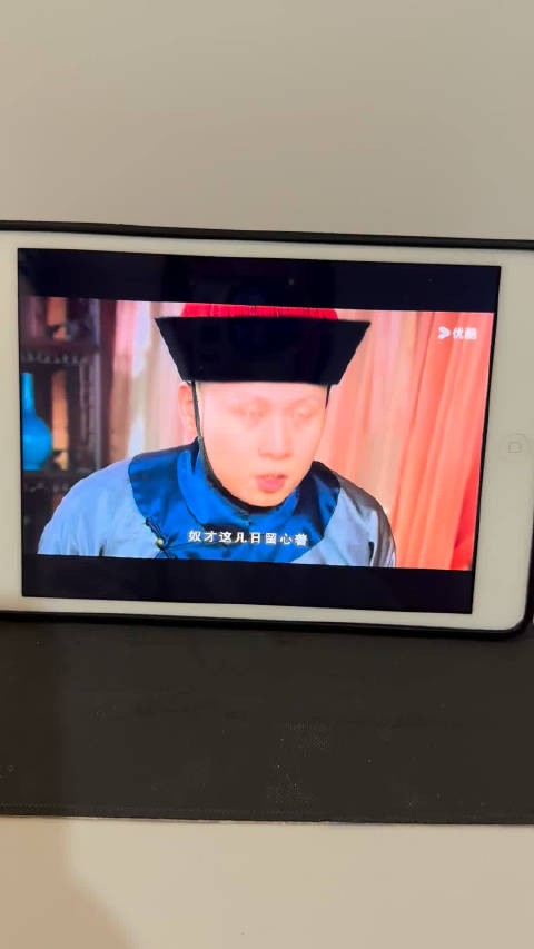 华妃怀恨,派太监肃喜潜入碎玉轩踩点,打算纵火加害甄嬛与祺贵人