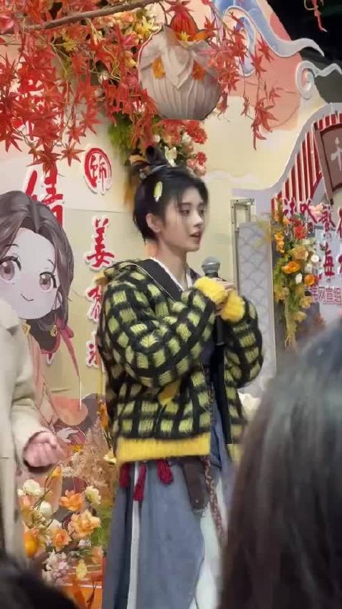 鞠婧祎穿的衣服真好看