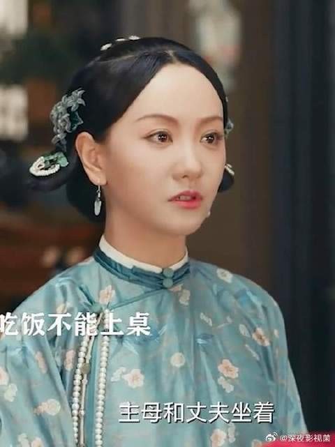 做妾不能穿正红，不能走正门，不能上桌吃饭，规矩就得遵循