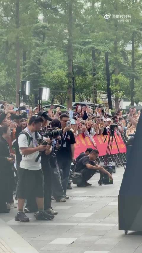 蒋敦豪在现场和粉丝击掌,对粉丝有求必应,太宠粉了吧