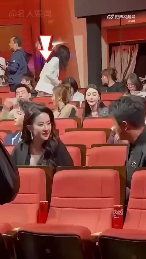 “为何刘亦菲合影要扒开披肩?看到细节拉杨洋一把,才懂商业价值…”