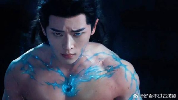 丞磊新剧开播就变成力大无穷的怪物，并与宋轶完成血祭