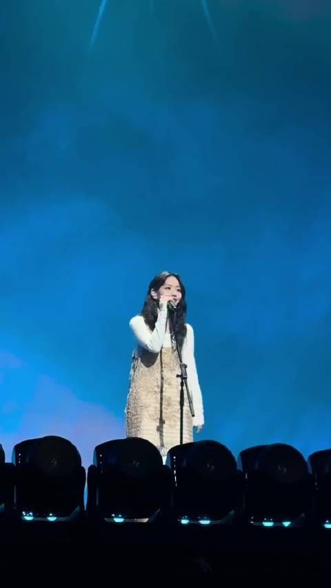 全球首个AI艺人线下首演，零失误与房东的猫同台
