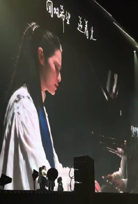 AI艺人现身线下音乐节与真人歌手合唱