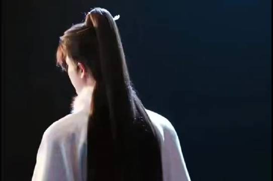 张凌赫《刺棠》开机，白衣半束发含泪回眸