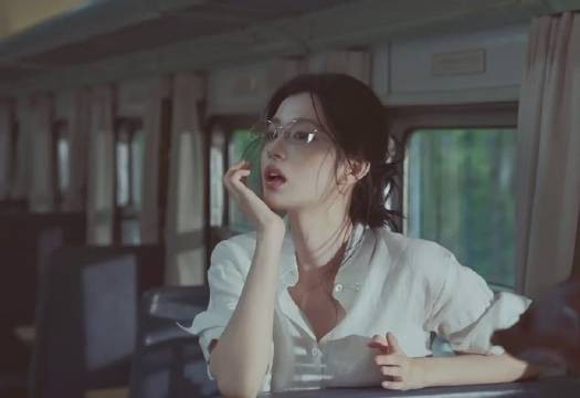 王楚然白衬衫眼镜造型,清纯明艳兼具
