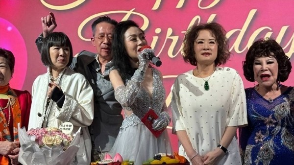 恭喜！香港知名女星黄昏恋甜蜜，男友筵开23席庆生，曾欠下巨债