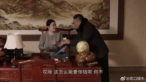老总借钱遇穷友,反被救济二百块