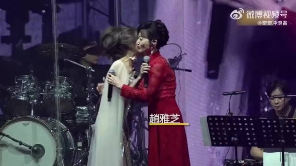 72岁赵雅芝和70岁米雪合唱，两位女神互夸，这状态跟30机没啥区别