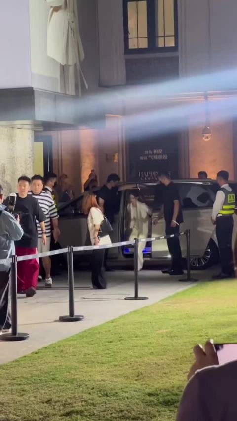 李沁今日全白西装look,剪裁利落,柔和色调衬得人温婉大气,氛围感十足