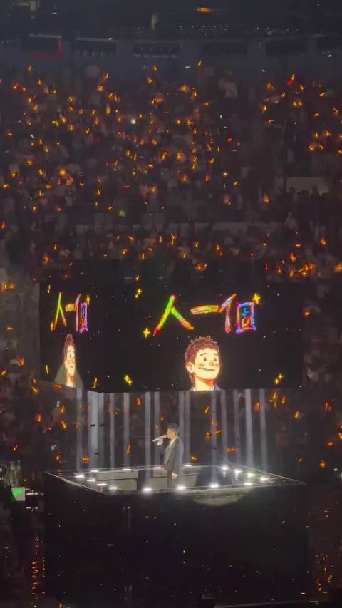 陈小春哈尔滨演唱会神级装置浪漫灯球宠粉