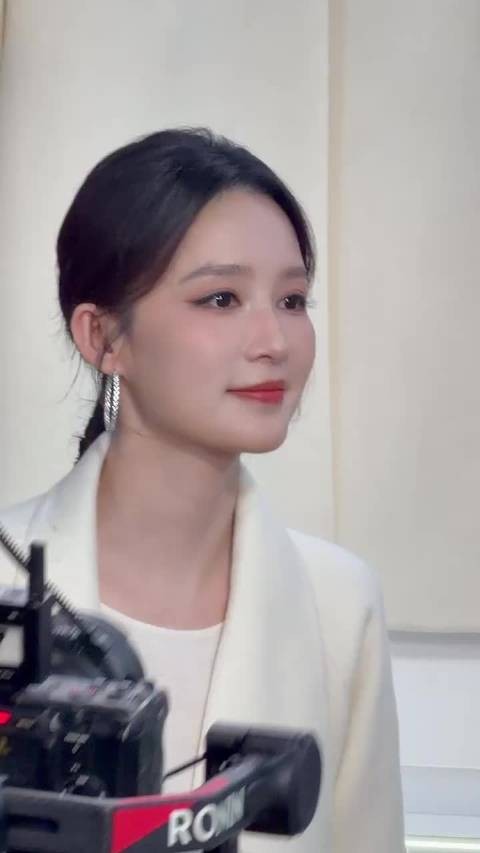 李沁今日活动造型，白衣美人～ 李沁出席品牌活动，一身白色造型温婉大气