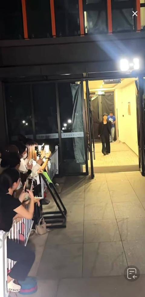 侯明昊今天出妆帅炸了，边走边打招呼