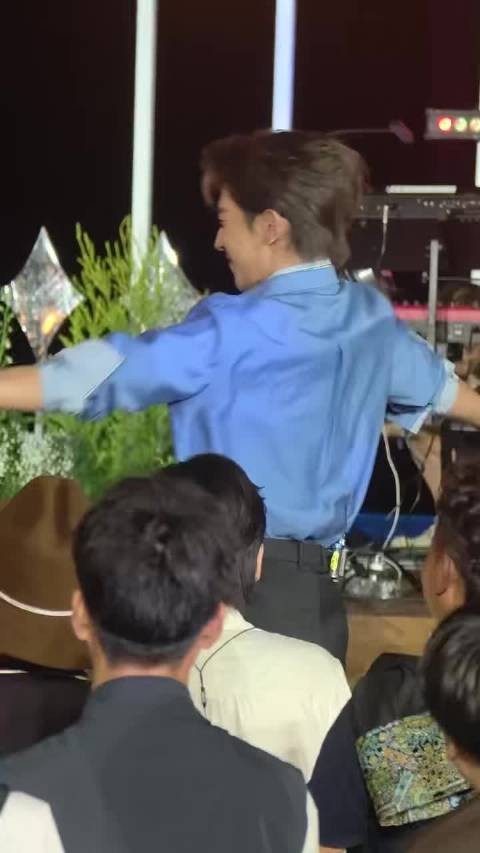 这也太帅了吧！竟然还会跳民族舞，每一个动作都恰到好处！特别有味道的舞蹈！