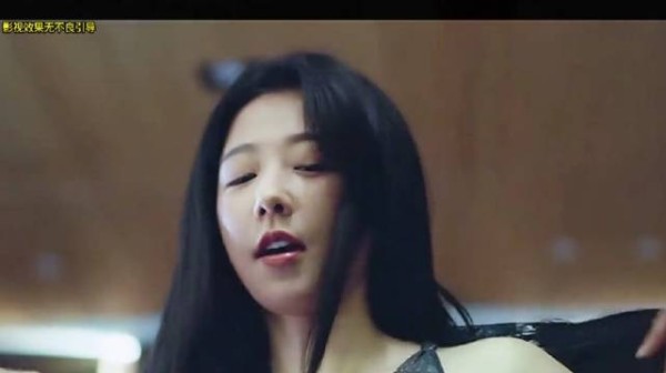 女孩明明才刚满18岁，可她却答应了60岁老头的求婚！