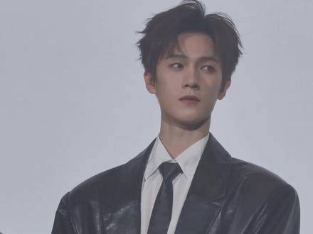 翻遍相册终觅得李昀锐与这段BGM灵魂共振的影像瞬间 言尚 爱的主打歌