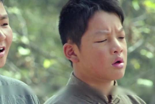 小男孩惊恐的发现谎称商贩的人竟是鬼子假扮的1-4