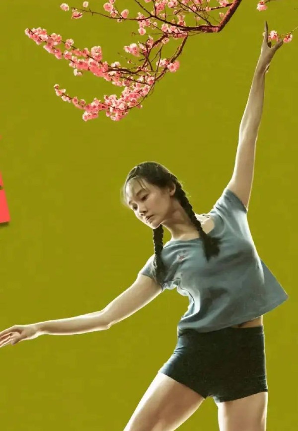 苗苗淡出荧幕三年抱仨被嘲生育机器，如今和郑恺陪儿女海外游学，是牺牲还是选择？