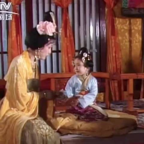 网友晒杨幂30年前旧照,3岁模样似洋娃娃灵动