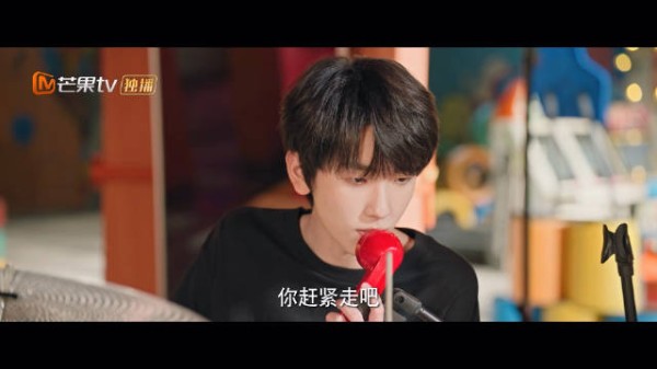 李浩宇是不用扩音器说不了话吗？