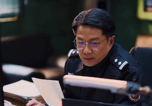 老头被认为是关系户，被所有人孤立