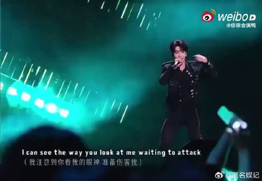 两位年轻歌手接力输出高音，一唱一接的默契度拉满，舞台氛围感直接拉满
