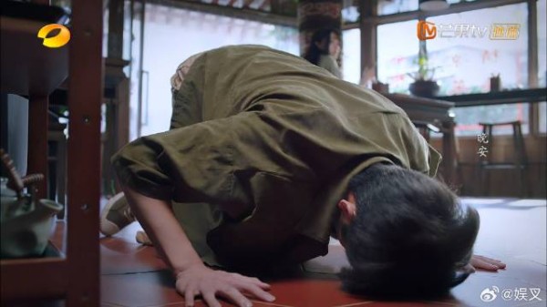 李海潮听见子秋声音，立马从后厨出来，见他磕头顿时感动坏