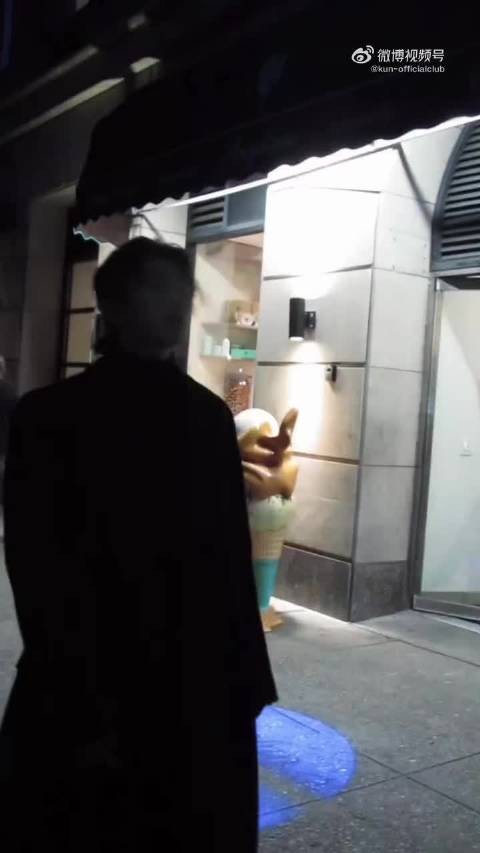 偶遇蔡徐坤谁还能记得看路啊，回头率拉满！
