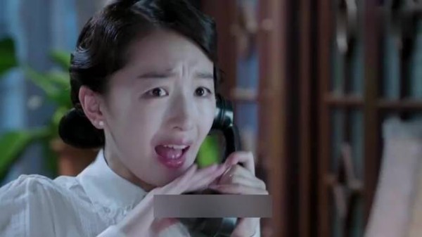 “女人每次接到电话时，都会故意用手指去摩擦话筒……”