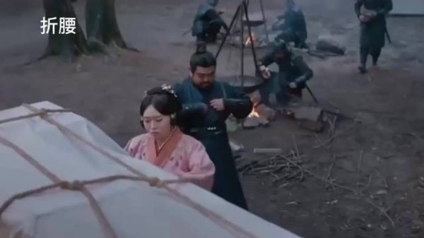 魏侯亲近女君被下属打断，侍女教学眼力见