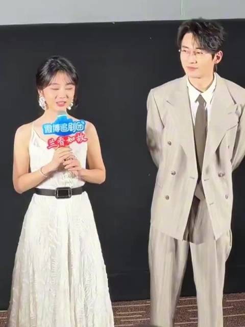 谭松韵喊话热度破三万,穿西装跳女团舞