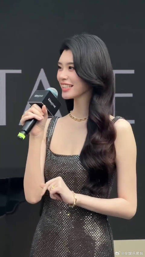 大片里的姿势氛围感十足,线条利落,妥妥的时尚镜头表现力