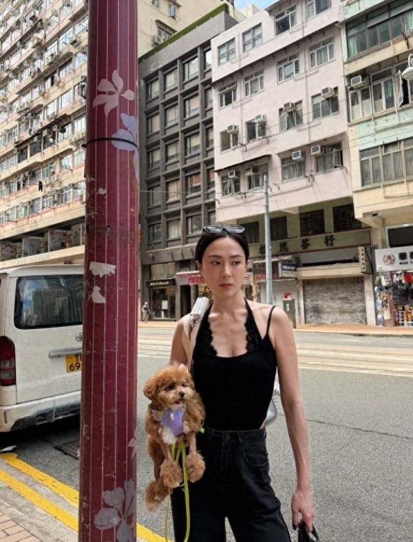 TVB知名女星带爱犬逛街身材抢镜！曾帮父母还债，27岁参选港姐