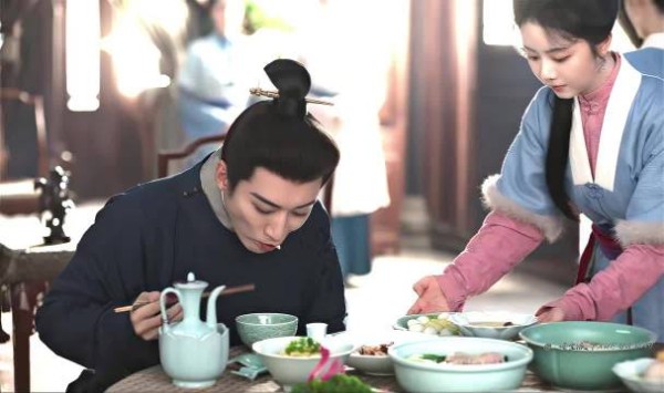 演了这么多作品，刘学义终于有一次家庭和睦父母双全的人生角色了…
