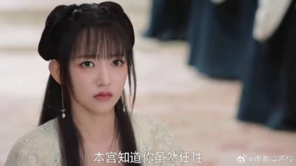 王后让卿卿指认晋王，卿卿拒绝，哪料被罚进莽荒森林