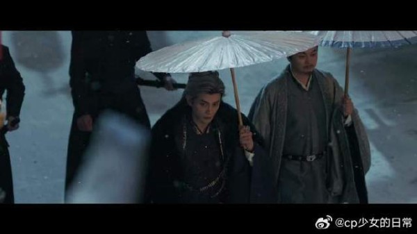 他本是正统皇长孙,幼年遭遇家破人亡,毁容后蛰伏仇府隐忍复仇