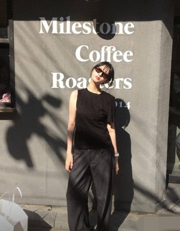 香港知名男星17岁女儿近照曝光，气质出众，已赴加拿大读高中