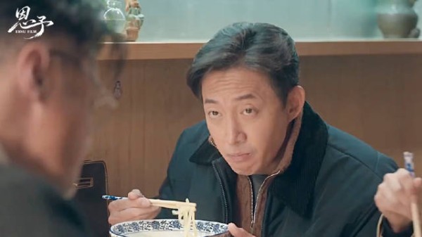 他在吃饭时忽然发现，家财万贯地产大亨，居然就是他苦寻多年的银行抢劫犯