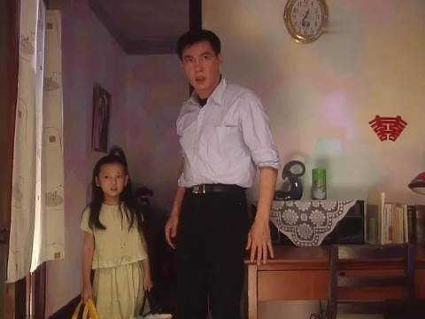 快30岁的男人，竟让一个7岁小女孩伺候他的一日三餐