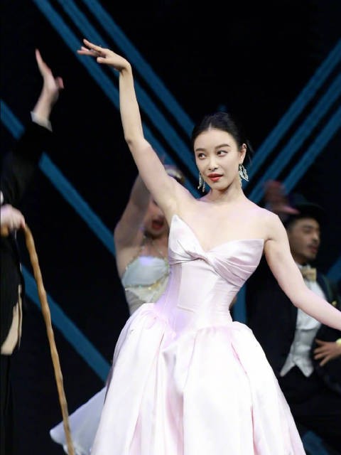 倪妮粉色公主裙亮相环球影城周年庆典