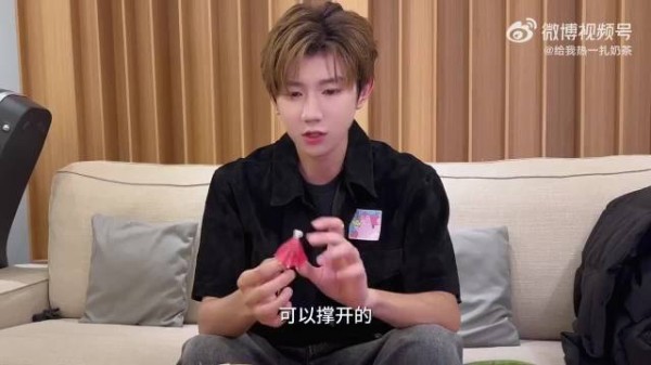 王源给蜡烛起名大红大紫后嫌土换回绿色