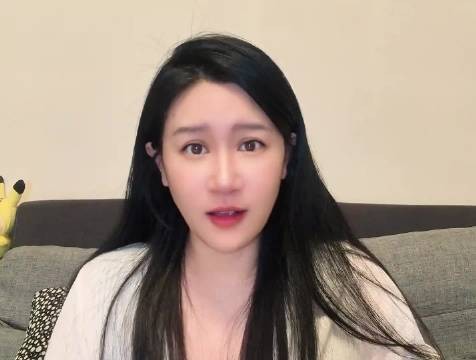 郑合惠子，一袭素衣藏城府，眉眼笑意盖锋芒…