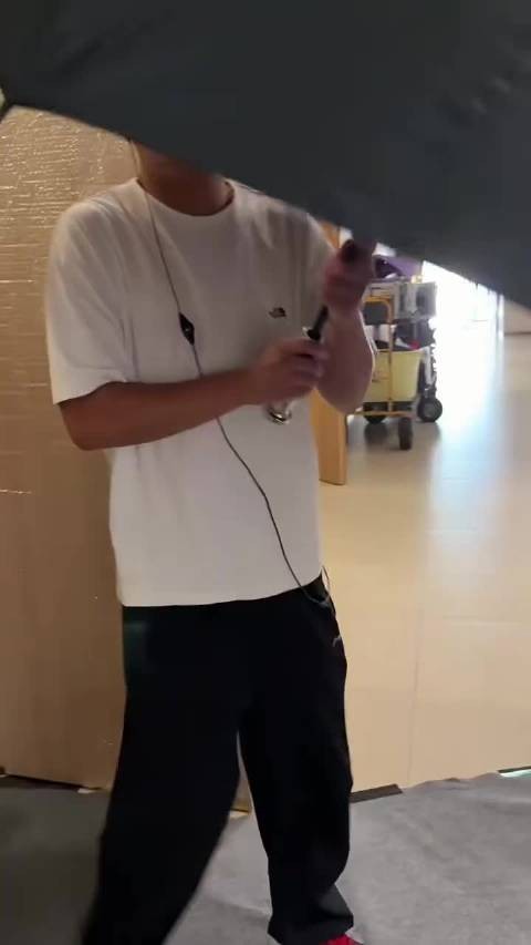 魏大勋牵手田曦薇跑出企鹅步，身高差暗藏地位落差