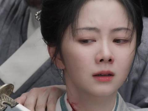 谭松韵新剧角色被救后满地乱爬挣扎求生，打破转圈圈套路